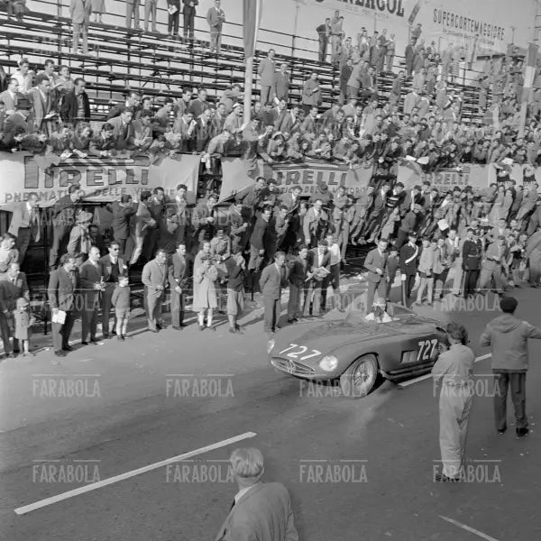 Cesare Perdisa su Maserati 300 S Fantuzzi, Mille Miglia, 1955 - Farabola Immagine digitale