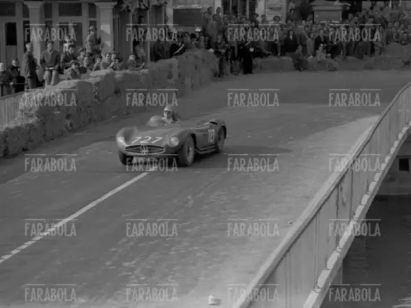 Cesare Perdisa su Maserati 300 S Fantuzzi, Mille Miglia, 1955 - Farabola Immagine digitale