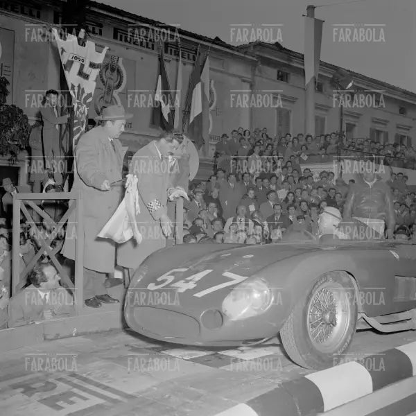 Cesare Perdisa su Maserati 300 S Fantuzzi, Mille Miglia, 1956 - Farabola Immagine digitale