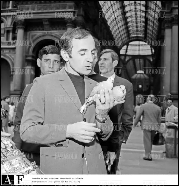 Charles Aznavour in piazza del Duomo, Milano, 1967 - Farabola Immagine digitale