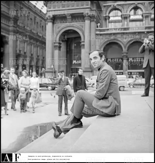 Charles Aznavour in piazza del Duomo, Milano, 1967 - Farabola Immagine digitale