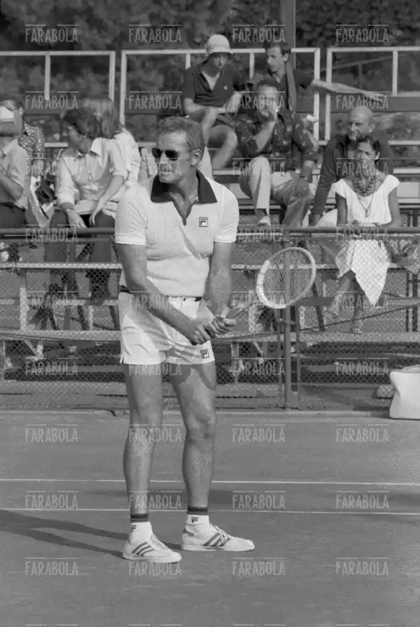 Charlton Heston gioca a tennis, Festival di Venezia, 1975 - Farabola Immagine digitale