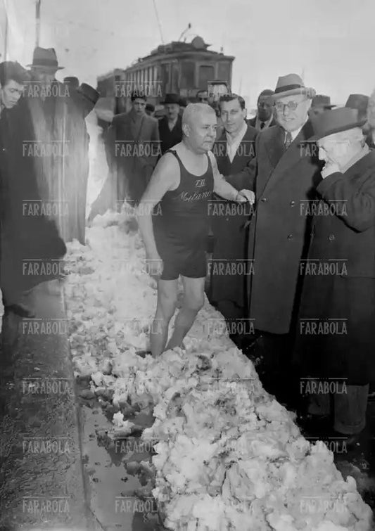 Cimento invernale ai Navigli, Milano, 1950 - Farabola Immagine digitale