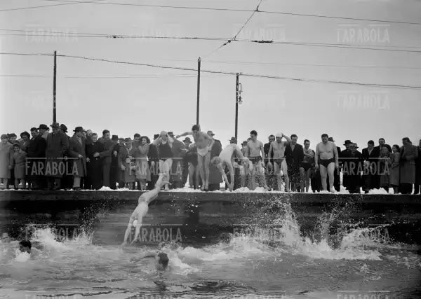 Cimento invernale ai Navigli, Milano, 1950 - Farabola Immagine digitale