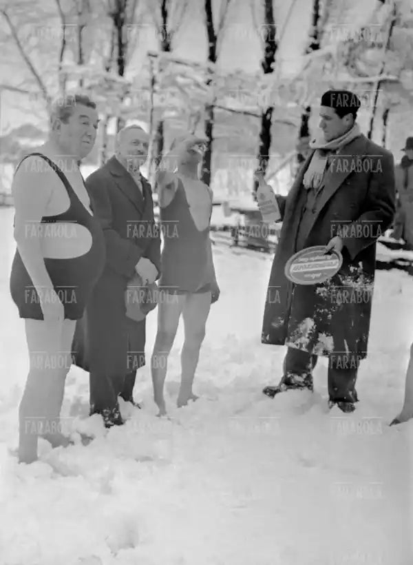 Cimento invernale ai Navigli, Milano, 1950 - Farabola Immagine digitale