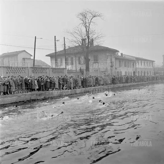 Cimento invernale ai Navigli, Milano, 1956 - Farabola Immagine digitale