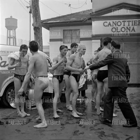 Cimento invernale ai Navigli, Milano, 1956 - Farabola Immagine digitale