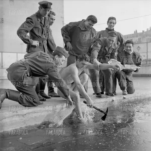 Cimento invernale ai Navigli, Milano, 1958 - Farabola Immagine digitale