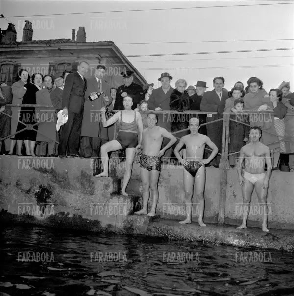 Cimento invernale ai Navigli, Milano, 1959 - Farabola Immagine digitale