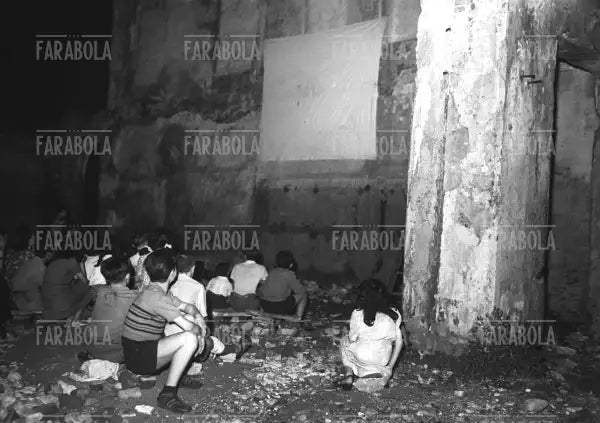 Cinema all'aperto tra le macerie, 1945 - Farabola Immagine digitale