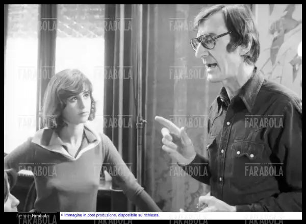 Cinzia Mambretti e Carlo Lizzani sul set del film Storia di vita e malavita, 1974 - Farabola Immagine digitale
