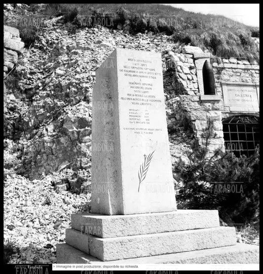 Cippo in ricordo dei partigiani caduti sul Monte Grappa, anni 50 - Farabola Immagine digitale