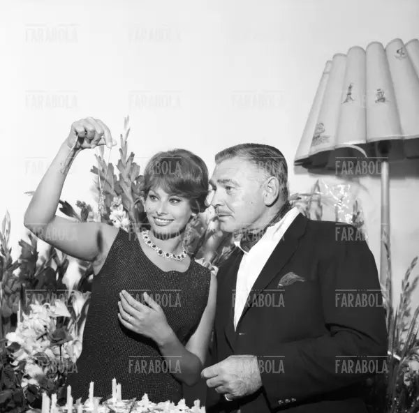 Clark Gable alla festa dei 25 anni di Sophia Loren, Capri, 1959 - Farabola Immagine digitale