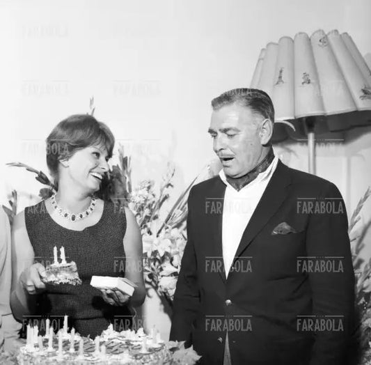 Clark Gable alla festa dei 25 anni di Sophia Loren, Capri, 1959 - Farabola Immagine digitale