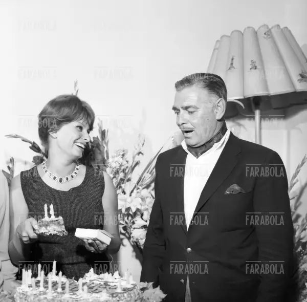 Clark Gable alla festa dei 25 anni di Sophia Loren, Capri, 1959 - Farabola Immagine digitale