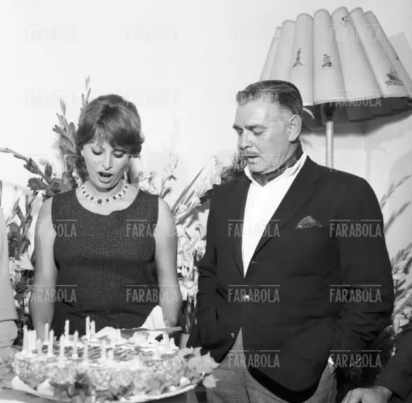 Clark Gable alla festa dei 25 anni di Sophia Loren, Capri, 1959 - Farabola Immagine digitale