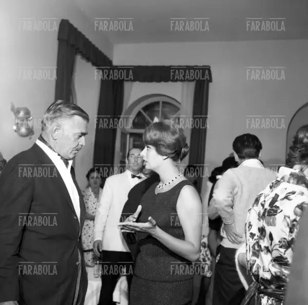 Clark Gable alla festa dei 25 anni di Sophia Loren, Capri, 1959 - Farabola Immagine digitale