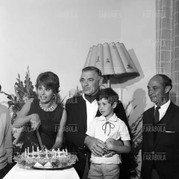 Clark Gable alla festa dei 25 anni di Sophia Loren, Capri, 1959 - Farabola Immagine digitale