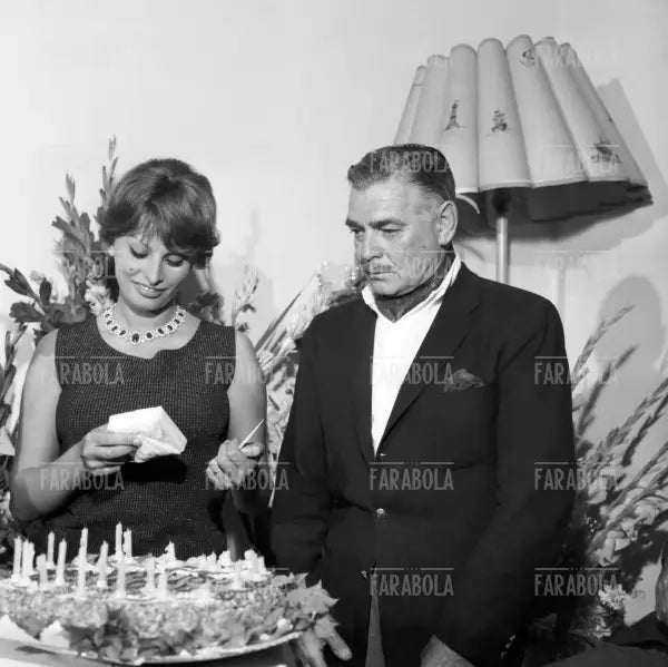 Clark Gable alla festa dei 25 anni di Sophia Loren, Capri, 1959 - Farabola Immagine digitale