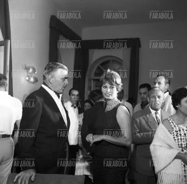 Clark Gable alla festa dei 25 anni di Sophia Loren, Capri, 1959 - Farabola Immagine digitale