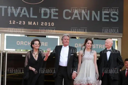 Claudia Cardinale, Alain Delon e la figlia Anouchka, Festival di Cannes, 2010 - Farabola Immagine digitale