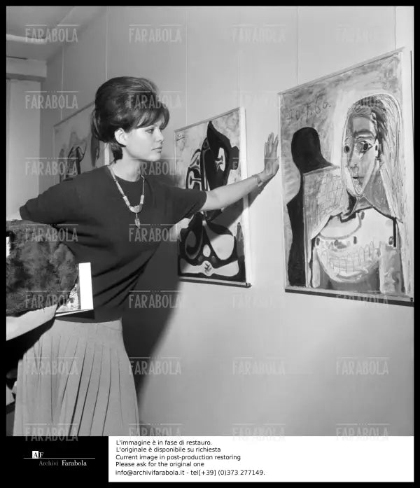 Claudia Cardinale alla mostra di Picasso, Parigi, 1962 - Farabola Immagine digitale