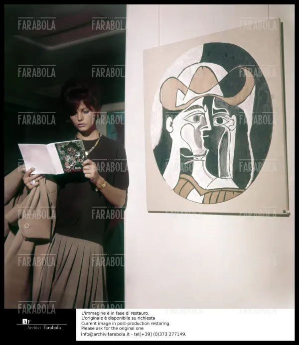 Claudia Cardinale alla mostra di Picasso, Parigi, 1962 - Farabola Immagine digitale