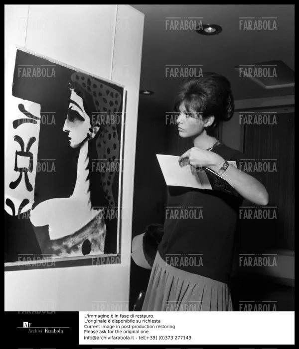 Claudia Cardinale alla mostra di Picasso, Parigi, 1962 - Farabola Immagine digitale