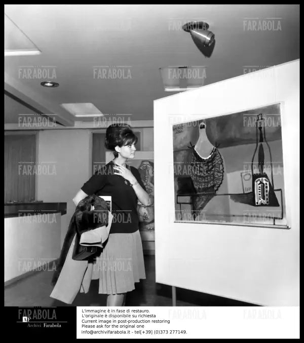 Claudia Cardinale alla mostra di Picasso, Parigi, 1962 - Farabola Immagine digitale