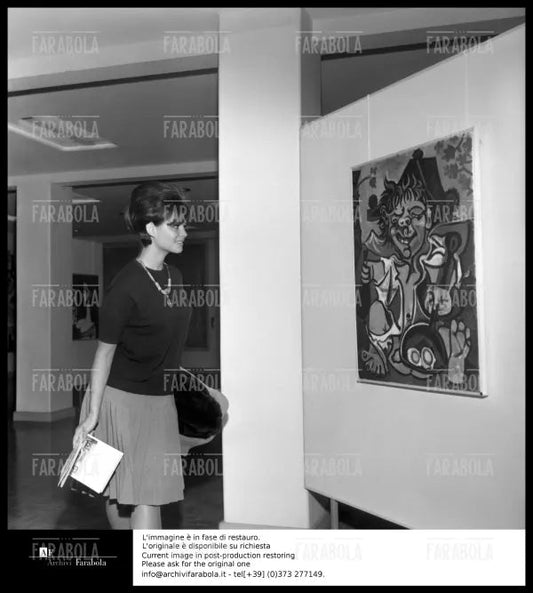 Claudia Cardinale alla mostra di Picasso, Parigi, 1962 - Farabola Immagine digitale