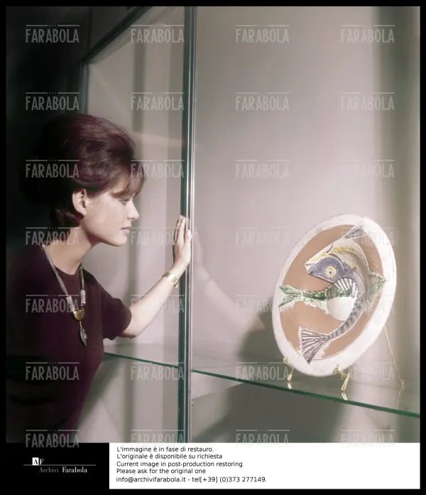 Claudia Cardinale alla mostra di Picasso, Parigi, 1962 - Farabola Immagine digitale