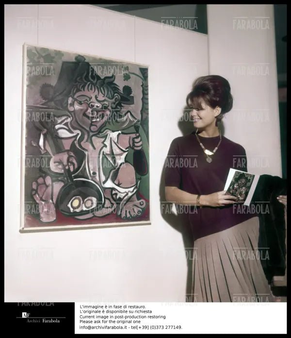 Claudia Cardinale alla mostra di Picasso, Parigi, 1962 - Farabola Immagine digitale