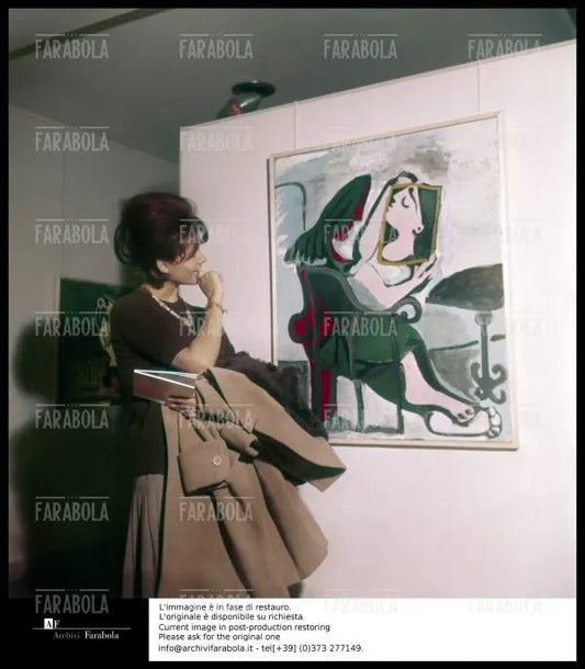 Claudia Cardinale alla mostra di Picasso, Parigi, 1962 - Farabola Immagine digitale