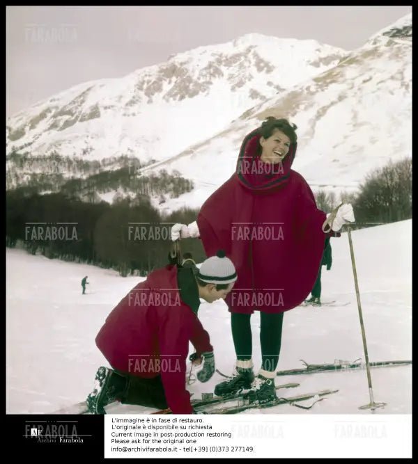 Claudia Cardinale con il fratello Bruno, Monte Terminillo, 1962 - Farabola Immagine digitale