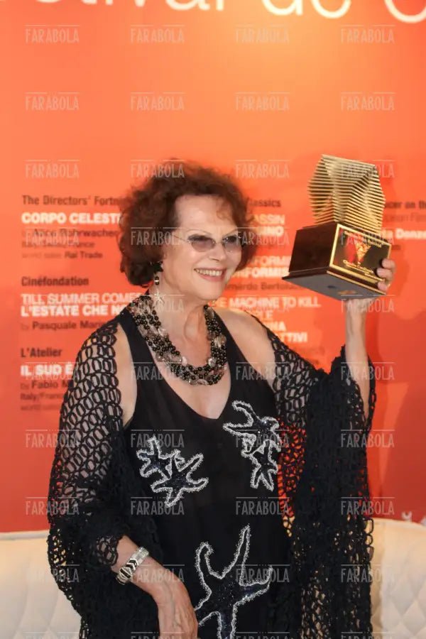 Claudia Cardinale con il premio alla carriera, Festival di Cannes, 2011 - Farabola Immagine digitale