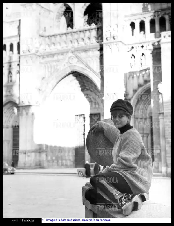 Claudia Cardinale davanti alla cattedrale di Toledo, 1964 - Farabola Immagine digitale
