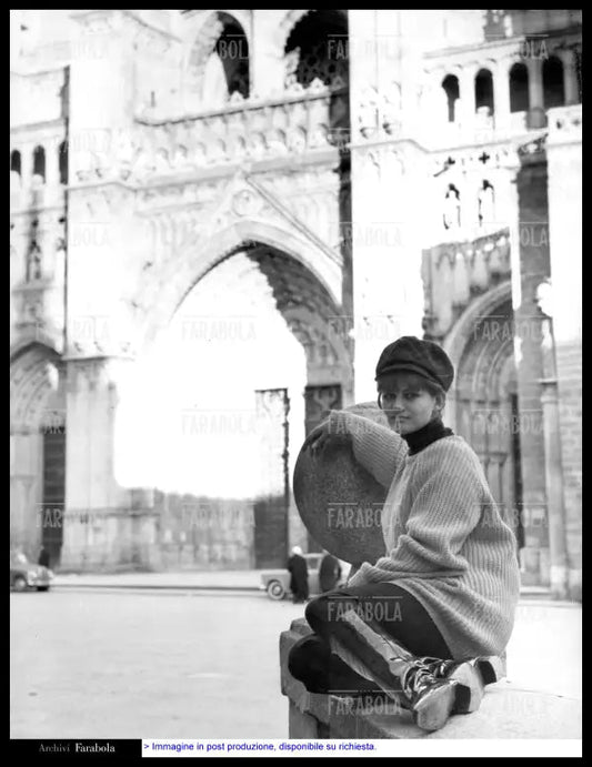 Claudia Cardinale davanti alla cattedrale di Toledo, 1964 - Farabola Immagine digitale