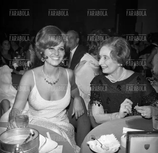 Claudia Cardinale e Biki, Miss Italia, 1965 - Farabola Immagine digitale