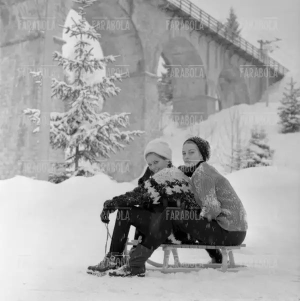Claudia Cardinale e Capucine, Cortina d'Ampezzo, 1963 - Farabola Immagine digitale