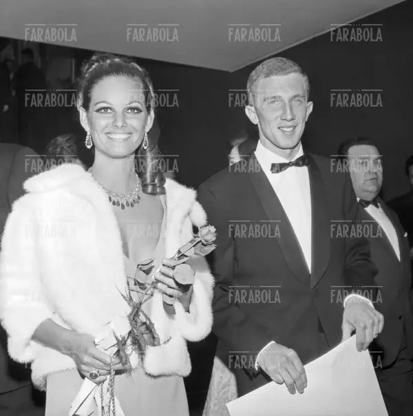 Claudia Cardinale e il ciclista Gianni Motta, Milano, 1967 - Farabola Immagine digitale