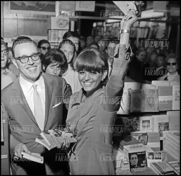 Claudia Cardinale e il critico Giovanni Grazzini, Milano, 1966 - Farabola Immagine digitale