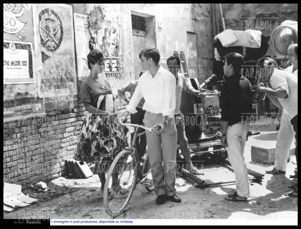 Claudia Cardinale e Jacques Perrin sul set del film La ragazza con la valigia, 1960 - Farabola Immagine digitale