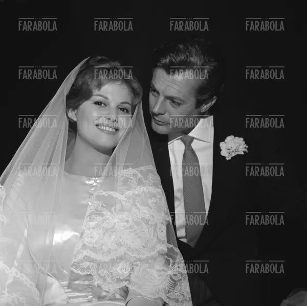 Claudia Cardinale e Marcello Mastroianni sul set del film Il Bell'Antonio, 1959 - Farabola Immagine digitale