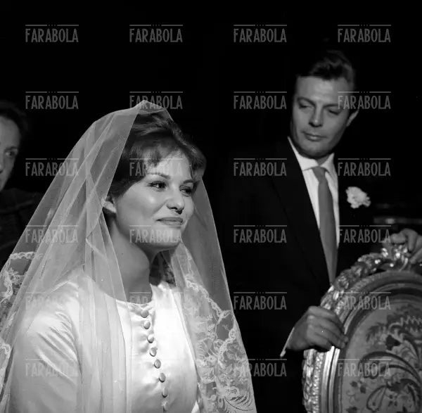 Claudia Cardinale e Marcello Mastroianni sul set del film Il Bell'Antonio, 1960 - Farabola Immagine digitale