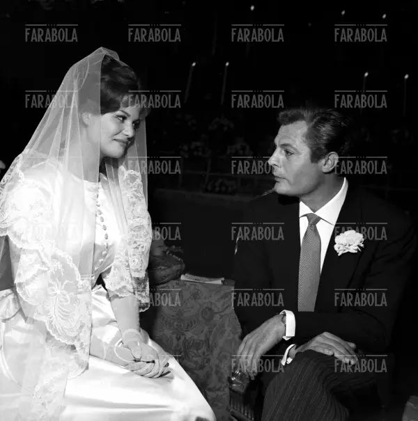 Claudia Cardinale e Marcello Mastroianni sul set del film Il Bell'Antonio, 1960 - Farabola Immagine digitale