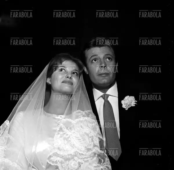 Claudia Cardinale e Marcello Mastroianni sul set del film Il Bell'Antonio, 1960 - Farabola Immagine digitale
