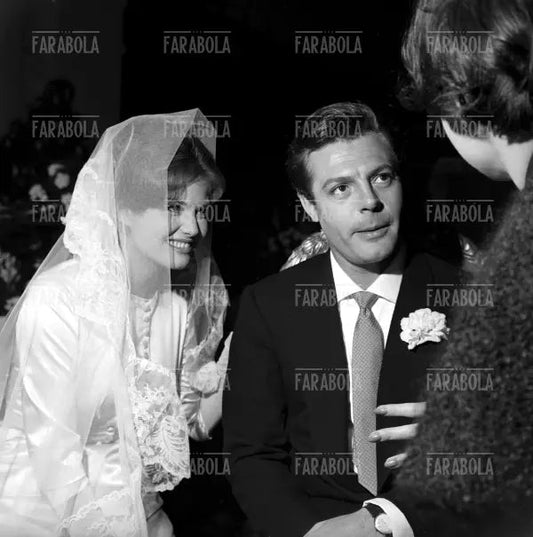 Claudia Cardinale e Marcello Mastroianni sul set del film Il Bell'Antonio, 1960 - Farabola Immagine digitale