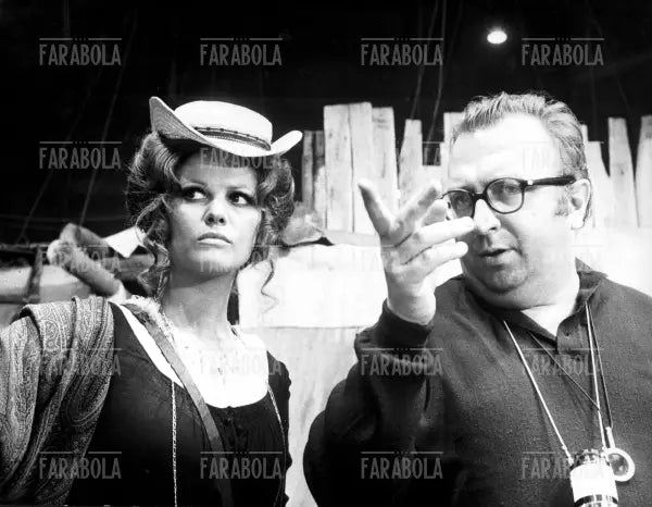 Claudia Cardinale e Sergio Leone sul set del film C'era una volta il west, 1968 - Farabola Immagine digitale