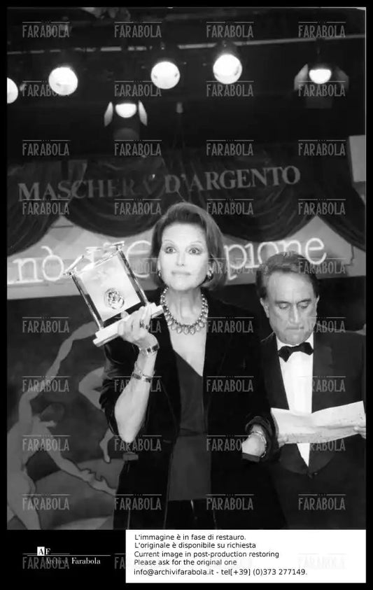 Claudia Cardinale ed Emilio Fede, Maschere d'Argento, 1997 - Farabola Immagine digitale