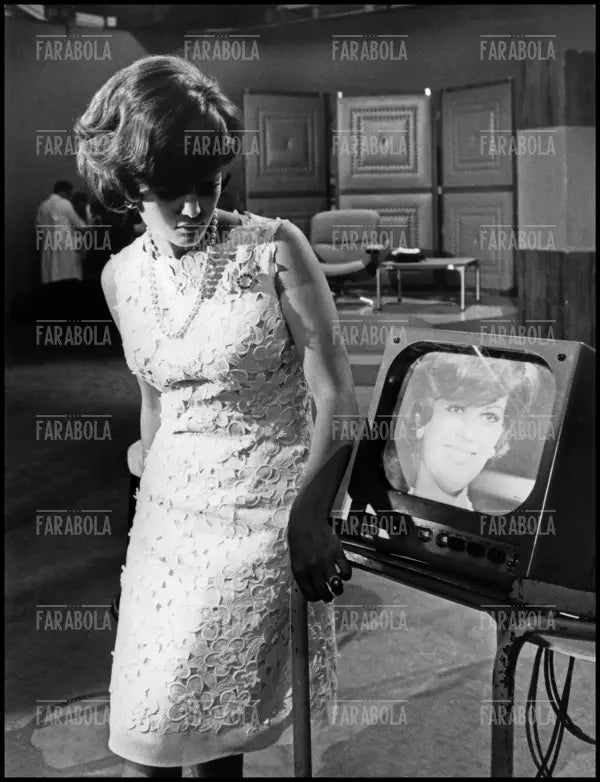 Claudia Cardinale negli studi televisivi Rai, 1965 - Farabola Immagine digitale